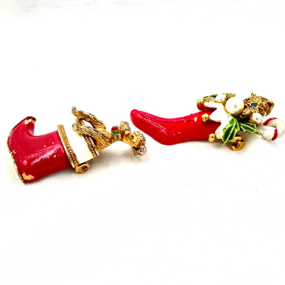 TWO CHRISTMAS STOCKING PINS Dog & Cat in Stockings - Picture 8 of 11